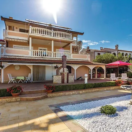 2 Bedroom Stunning Apartment In Vodnjan *