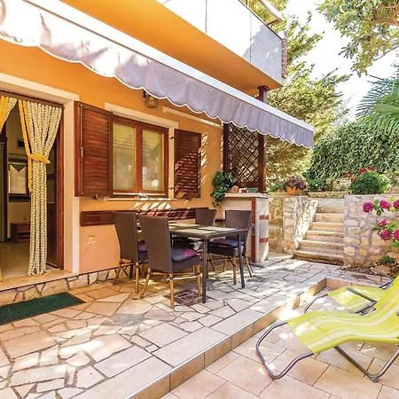 2 Bedroom Stunning Apartment In Vodnjan *