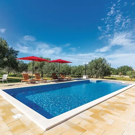 2 Bedroom Stunning Apartment In Vodnjan